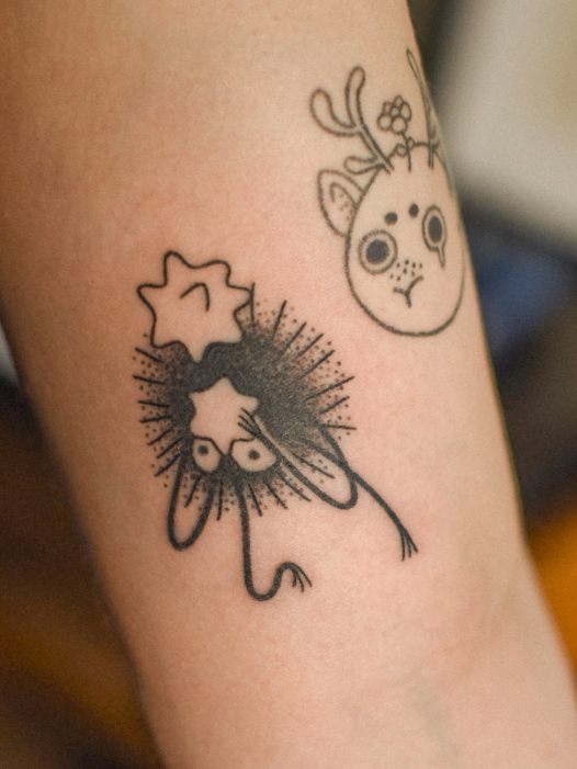 Czarno biały tatuaż handpoke. Studio tatuażu w Dąbrowie Górniczej na śląsku.