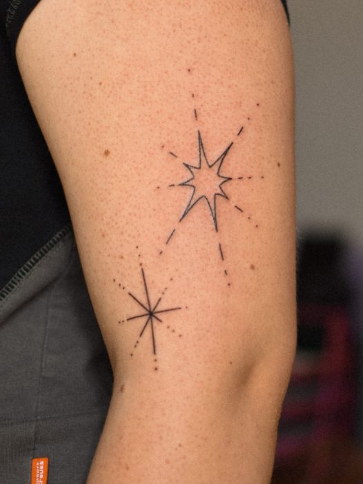 Czarno biały tatuaż handpoke. Gwiazdy. Studio tatuażu w Dąbrowie Górniczej na śląsku.