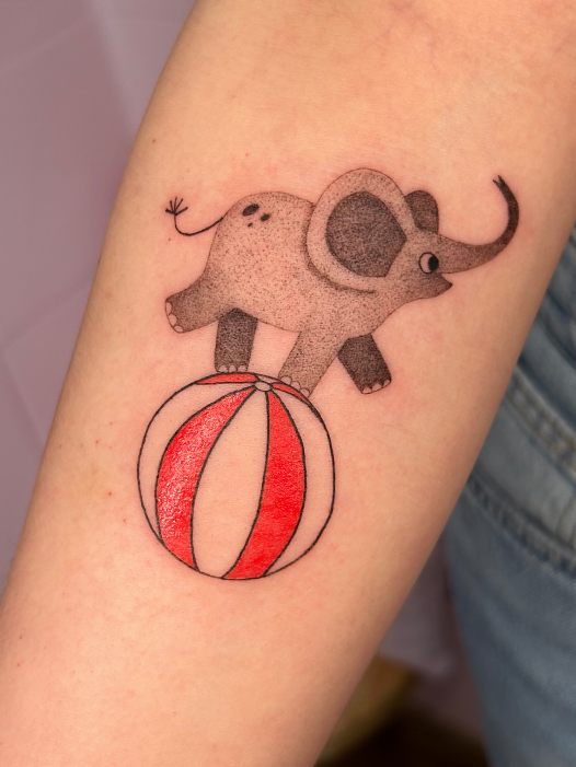 Kolorowy tatuaż. Miś na piłce. Studio tatuażu w Dąbrowie Górniczej na śląsku.