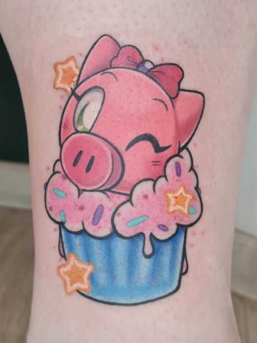 Kolorowy słodki tatuaż anime. Świnka w kąpieli. Studio tatuażu w Dąbrowie Górniczej na śląsku.