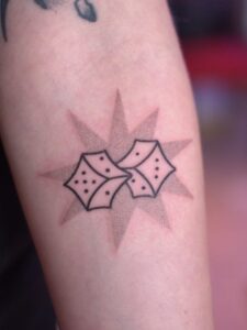 Tatuaż handpoke kości do gry. Studio tatuażu w Dąbrowie Górniczej na śląsku.