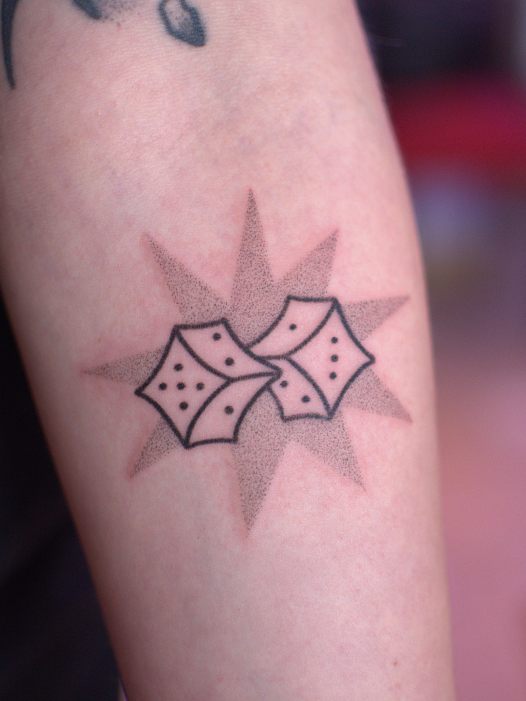 Tatuaż handpoke kości do gry. Studio tatuażu w Dąbrowie Górniczej na śląsku.