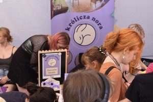 Parada równości w Katowicach. Rozdawanie ulotek.